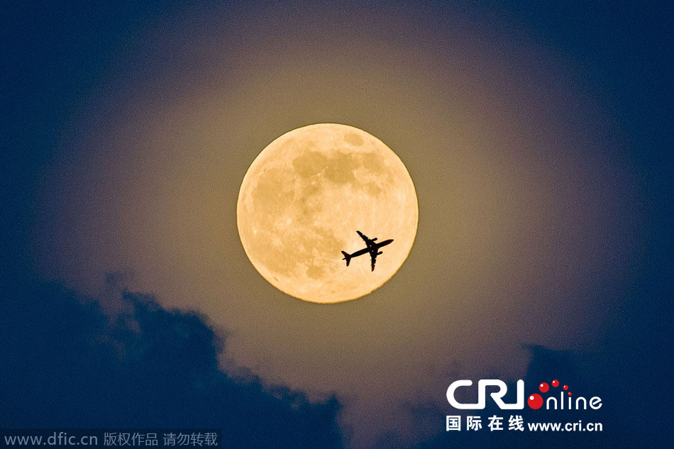8月10日，19點15分，深圳上空的超級月亮。圖片來源：鄧飛/東方IC