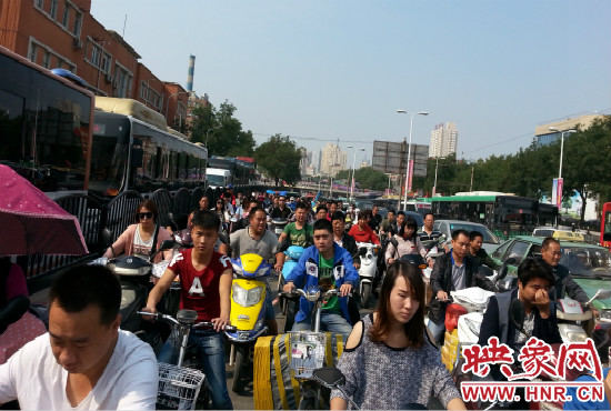 在一些易堵路段車(chē)輛仍然“寸步難行”。