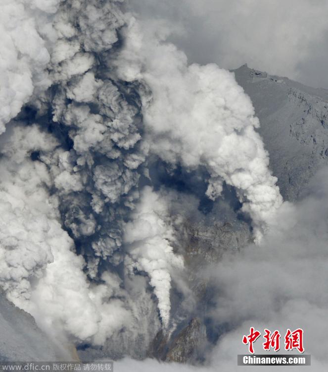 當(dāng)?shù)貢r間2014年9月27日，日本中部御岳山發(fā)生噴發(fā)，或已造成數(shù)人受傷。