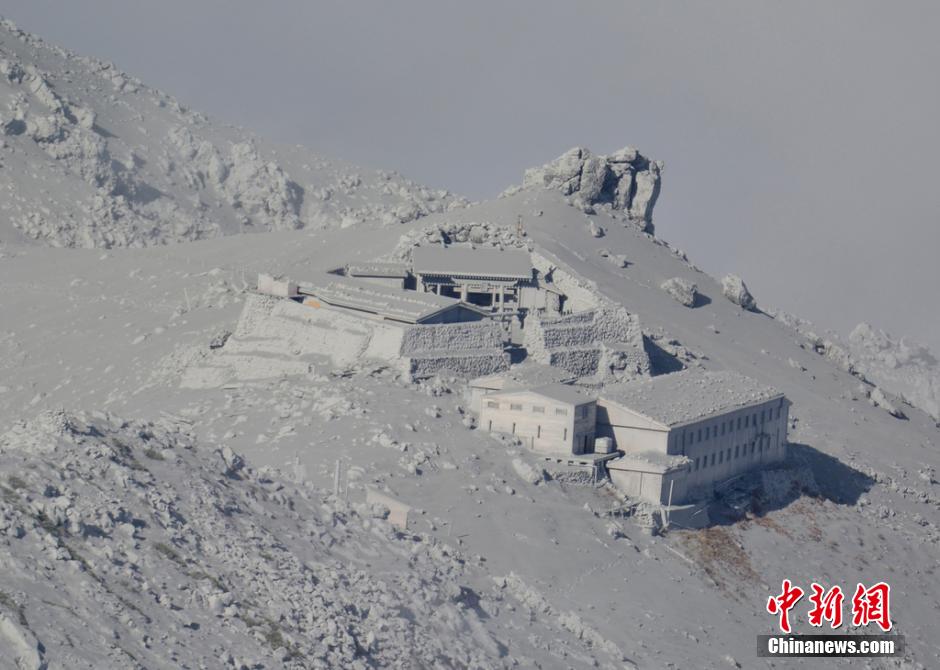 當(dāng)?shù)貢r間2014年9月27日，日本中部御岳山發(fā)生噴發(fā)，或已造成數(shù)人受傷。