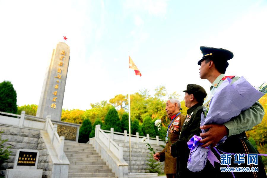 9月29日，在遼寧丹東抗美援朝烈士陵園，來自全國各地的革命老戰(zhàn)士及家屬向抗美援朝烈士紀(jì)念碑獻(xiàn)花。