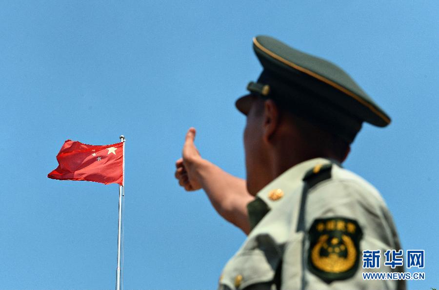  9月25日，武警浙江嘉興消防官兵為祖國(guó)“點(diǎn)贊”。