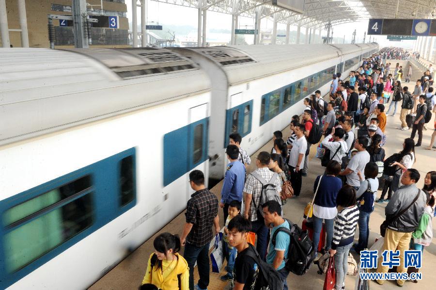 10月6日，在安徽銅陵火車(chē)站，大批旅客在站臺(tái)上等候乘車(chē)。