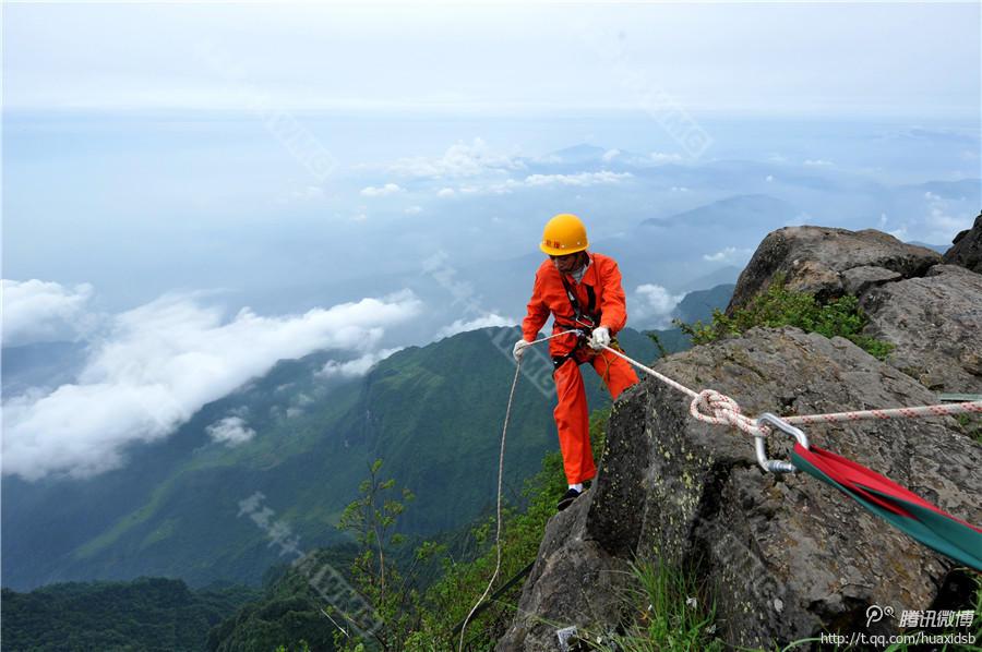 10月5日，峨眉山景區(qū)清潔工彭文才下到巖壁清理游客丟棄的垃圾。
