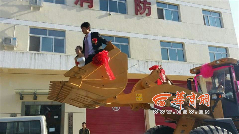 陜西小伙開8臺(tái)裝載機(jī)接新娘。