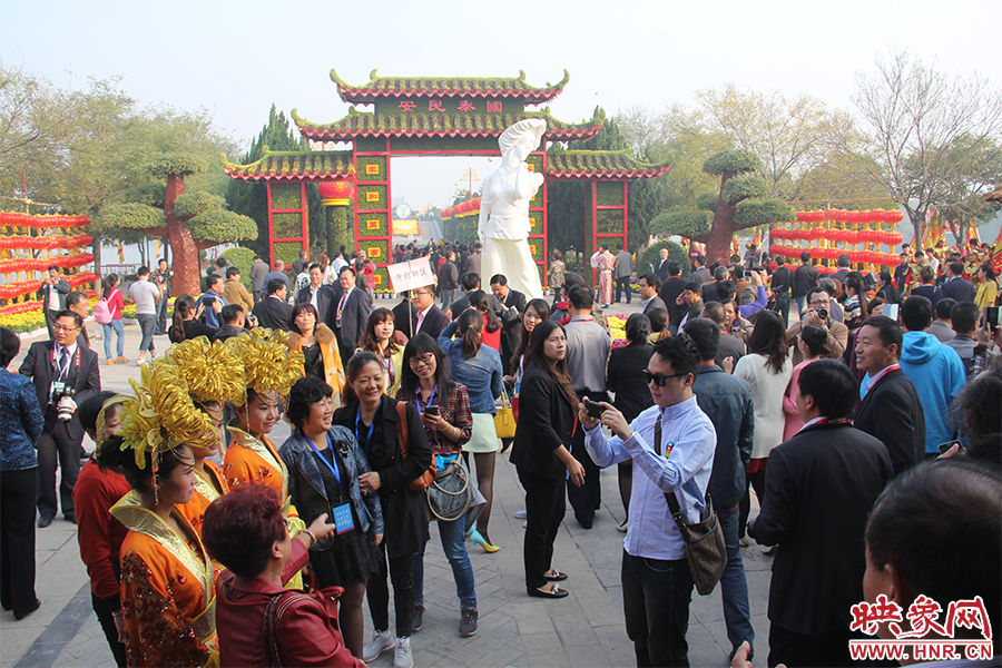 與會領(lǐng)導(dǎo)與嘉賓入園賞菊。