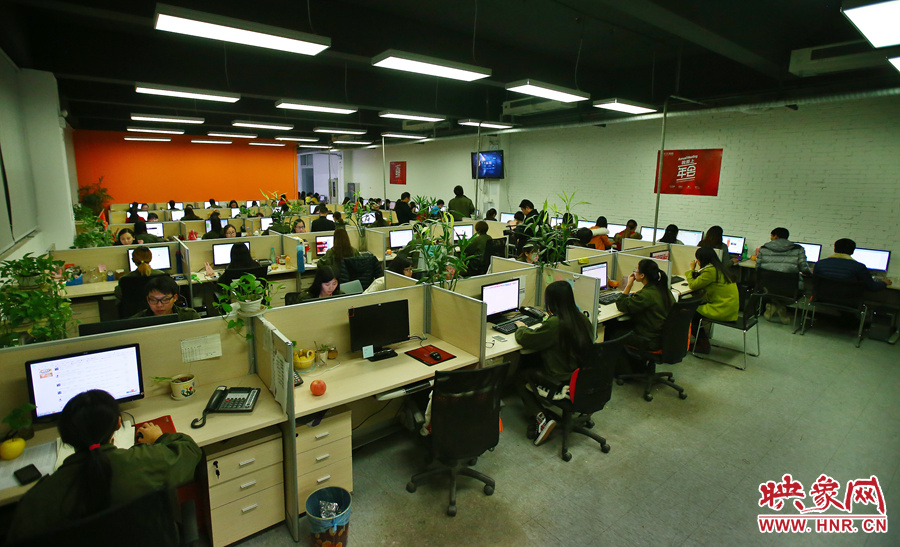 客服大廳內(nèi)，每天電腦前都坐著忙碌的客服人員