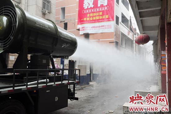 針對(duì)造成霧霾的主兇“建筑工地?fù)P塵”，“霧炮車”降塵除塵效果能到到80%。