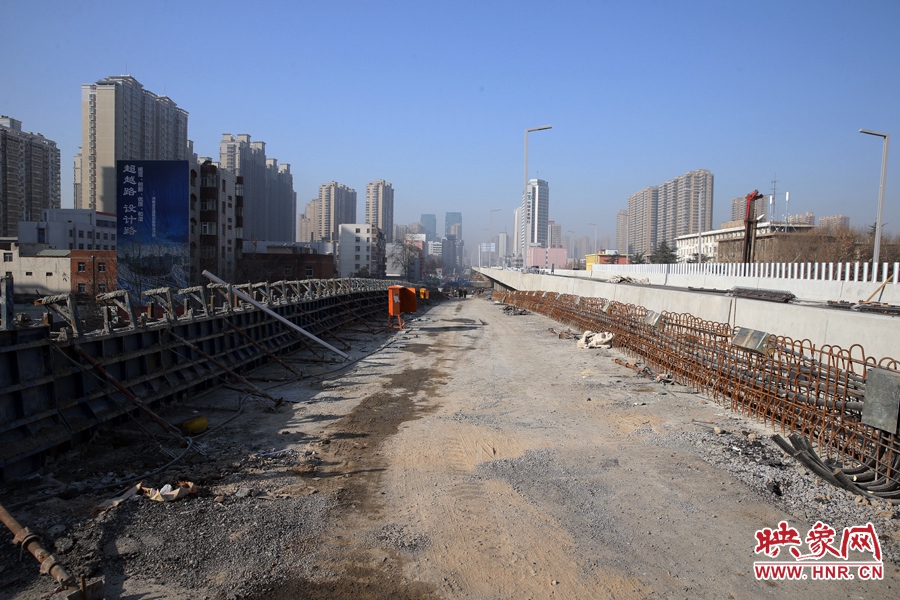 由西向東方向，嵩山南路出口以東，仍在緊張施工中。