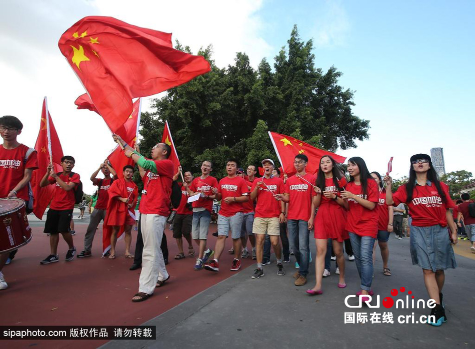 賽前中國(guó)球迷揮舞國(guó)旗進(jìn)場(chǎng)，為國(guó)足助威。