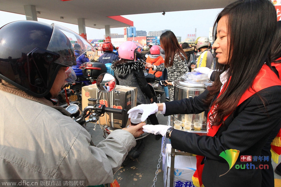 2015年2月10日，廣東佛山，順德龍山加油站為返鄉(xiāng)摩托車免費(fèi)加油。