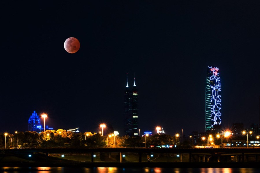 4月4日，深圳，月全食，一輪紅月亮現(xiàn)身夜空。（合成）鄧飛/CFP