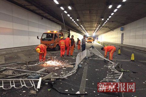 一輛蘭博基尼與一輛法拉利發(fā)生事故，現(xiàn)場狀況慘烈