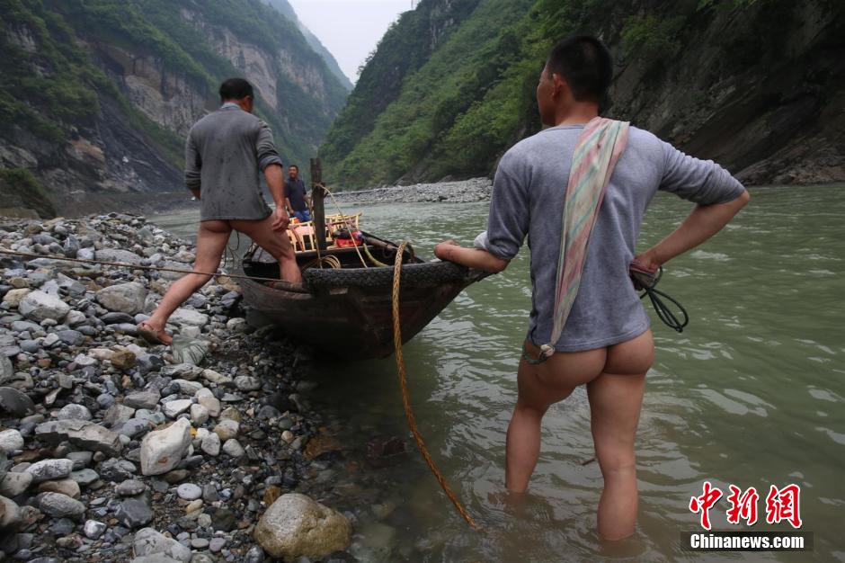 巴東神農(nóng)溪還保留著獨特的裸體纖夫拉纖景觀。