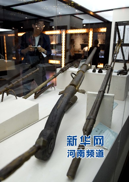 4月26日，參觀者在兵器展覽館內參觀。