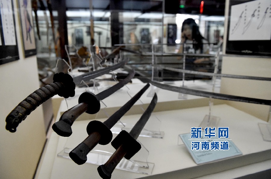 4月26日，參觀者在兵器展覽館內參觀。