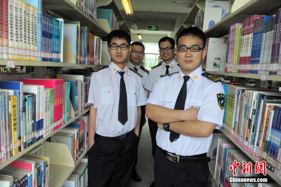 　5月8日，武漢輕工大學圖書館保安吳濤、江力、黃凱、萬文杰。中新社發(fā) 張暢 攝