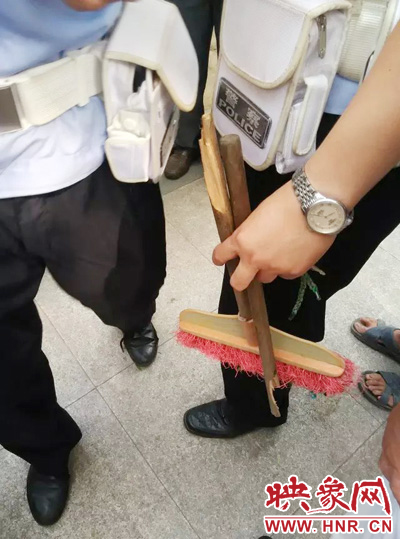 老太從環(huán)衛(wèi)工手中奪過掃帚，用腳踩斷，用力向環(huán)衛(wèi)工人的手上和腿上敲去。