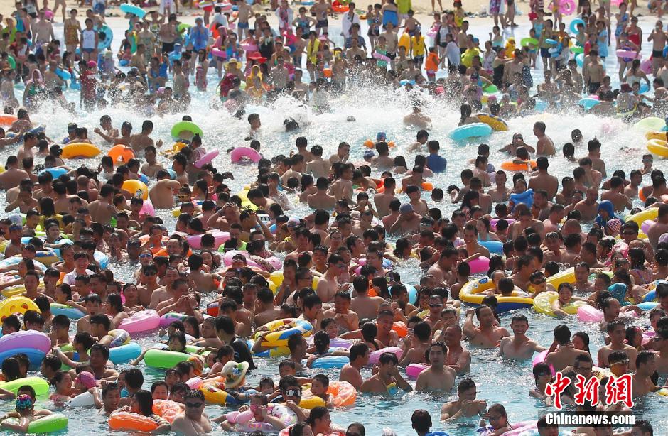 8月1日，民眾扎堆在南京湯山歡樂水魔方水上樂園戲水，享受“冰火兩重天”的涼爽和激情。連日來，中國大部分地區(qū)迎來高溫天氣。