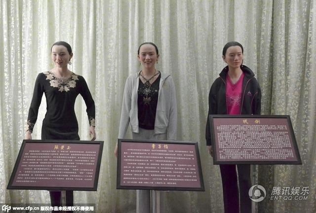 ，“華鎣山中外名人蠟像館”中的蠟像，被網(wǎng)友稱作“華鎣山農(nóng)貿(mào)服裝發(fā)布會(huì)”。