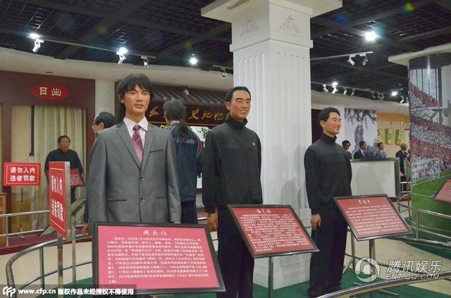 “華鎣山中外名人蠟像館”中的蠟像，被網(wǎng)友稱作“華鎣山農(nóng)貿(mào)服裝發(fā)布會(huì)”。