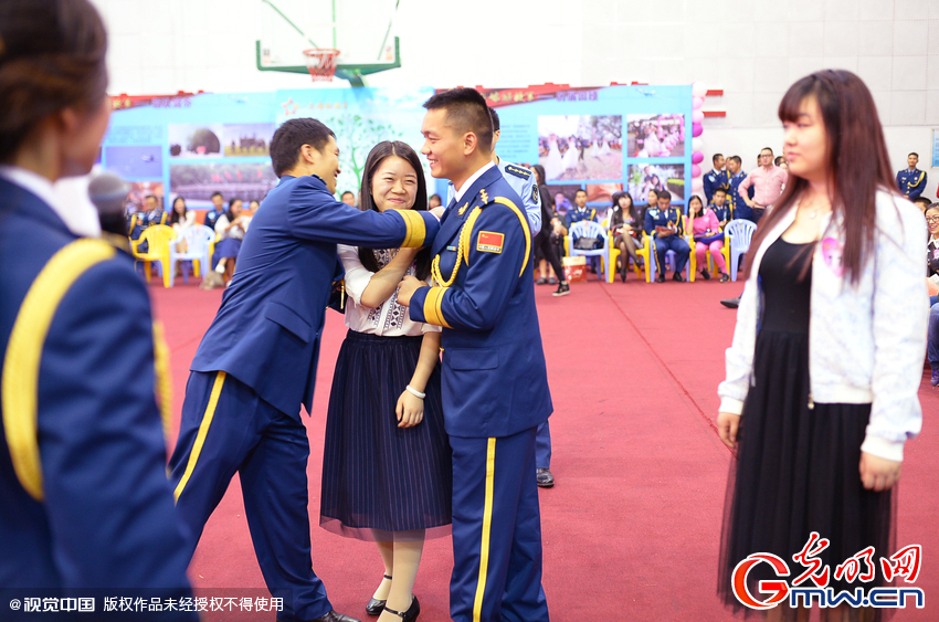 湖北武漢，“嫁人就嫁解放軍”，每年一屆的武漢軍旅姻緣會17日在駐漢空軍某指揮所文化活動中心舉行
