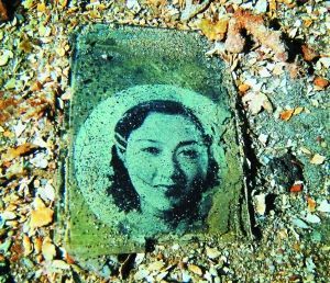 一名年輕女子的照片，很可能是當(dāng)年士兵的家人。