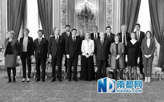2月22日，在意大利羅馬總統(tǒng)府，新任總理馬泰奧·倫齊(前左五)與總統(tǒng)納波利塔諾(前右四)及新內(nèi)閣成員