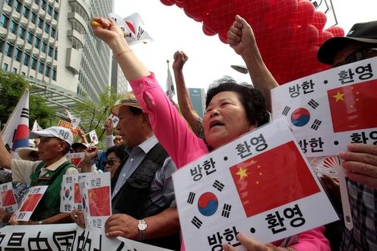 7月2日，在中國駐韓使館前，韓國民眾集會歡迎中國國家主席習(xí)近平訪韓，并打出寫有“釣魚島是中國的土地”字樣。