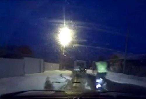 警車追逐中仍未追上可疑汽車，此時令人震驚的一幕出現(xiàn)，一名警察從警車中跳出來，向可疑車輛跑去。