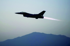 美國軍方19日證實(shí)，一架美軍F-16戰(zhàn)斗機(jī)上周在阿富汗東部遭到地面火力攻擊，受損嚴(yán)重，不得不拋掉兩個油箱以及多件武器彈藥才勉強(qiáng)返航。事發(fā)區(qū)域主要受塔利班控制。過去，塔利班武裝組織曾經(jīng)數(shù)次使用小型火力擊落美軍直升機(jī)，但從未擊中能在高空超音速飛行的F-16戰(zhàn)斗機(jī)。