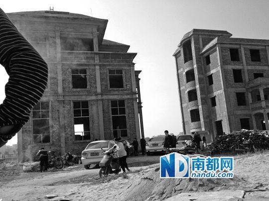 兩棟被舉報的違建樓下昨日一度聚集了超過百人，城管離開后逐漸散去。南都記者張志韜實習(xí)生宋超攝