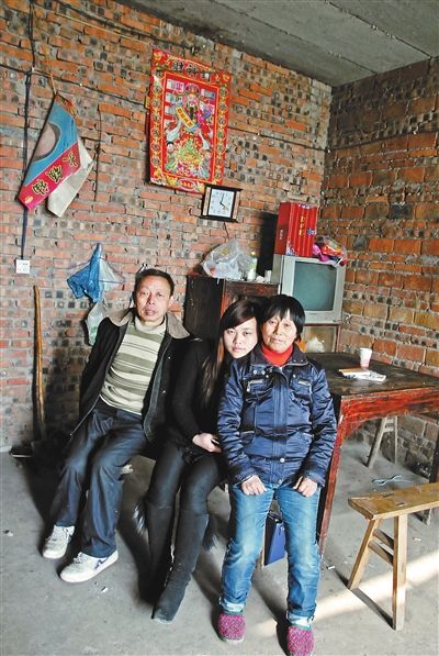超生女謝先梅(中)、養(yǎng)父謝運才（左）、謝運才的嫂子唐富秀