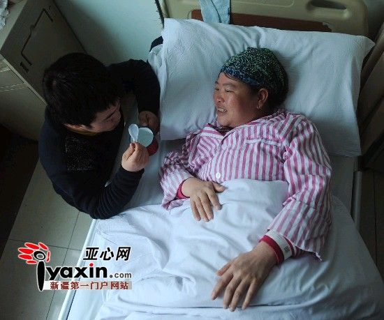 2月15日，馬友紅給病床上的母親喂水喝，對(duì)于家庭現(xiàn)在的處境，身患重癥的母親也時(shí)而感到愧對(duì)兒子。亞心網(wǎng)記者 張已 攝