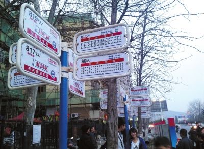 3月16日，江蘇省南京市，眾多乘客在“火車站廣場東”站臺候車。圖/東方IC