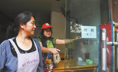 8月14日，市民志愿者體驗城管執(zhí)法招呼商家不要亂張貼。
