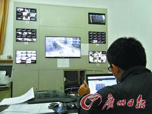 監(jiān)控室就可以看到男生宿舍樓的情況。
