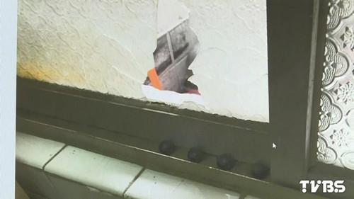 婦人家的窗戶被打出大洞。圖自TVBS網(wǎng)站