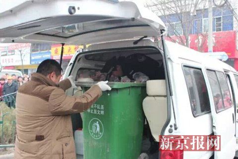 亳州路邊垃圾桶內(nèi)驚現(xiàn)碎尸。網(wǎng)友供圖
