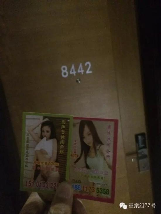 店多客房內(nèi)均發(fā)現(xiàn)有“小卡片”。    新京報記者 林斐然 攝