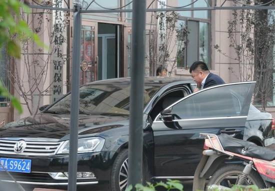 程海濤局長(zhǎng)駕駛的假牌車，停在縣低保局門前