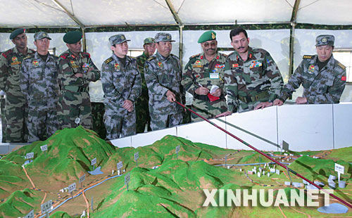 資料圖：2007年12月23日，中印陸軍聯(lián)合軍演中印參訓(xùn)指導(dǎo)組成員在進(jìn)行訓(xùn)練磋商
