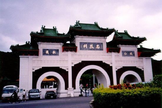 位于臺北的忠烈祠供奉著從孫中山革命，到抗日戰(zhàn)爭，解放戰(zhàn)爭所有陣亡國民黨士兵的靈位。