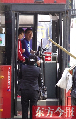 梅麗手持殘疾人證等車(chē)時(shí)，多次被司機(jī)婉言謝絕