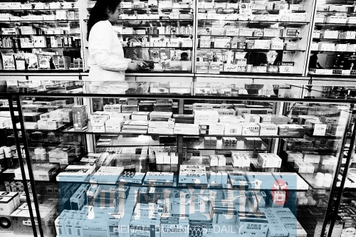 　鄭州不少藥店，也會把價格低的藥品放下層，價格高的放在醒目位置