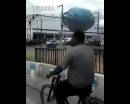 開掛民族騎車頭頂煤氣罐，原地?？?腳不離車 飄逸