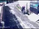 逗比劫匪騎車(chē)搶劫女子，反被女子奪車(chē)逃走