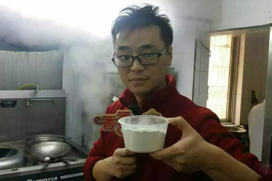 小飛手里端的是什么材料？