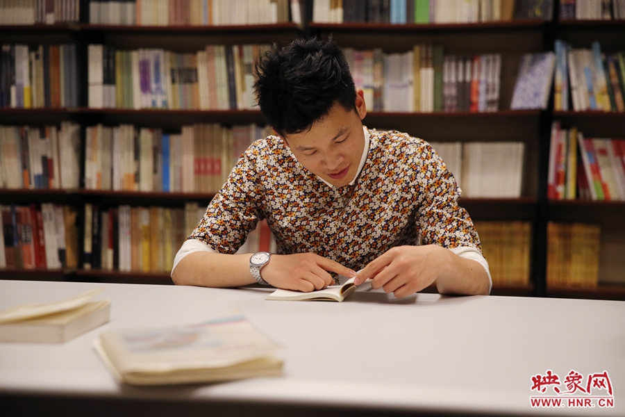 李恒，26歲，私營業(yè)主：喜歡撫摸紙質書的感覺。