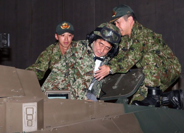 當(dāng)?shù)貢r(shí)間4月27日，日本千葉市，日本首相安倍晉三他身穿迷彩服頭戴鋼盔的登上展出中的日本陸上自衛(wèi)隊(duì)最新